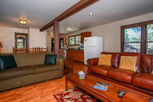 Cottages 1&2 Arctic and Grey Fox Family Friendly Full Kitchen - main image