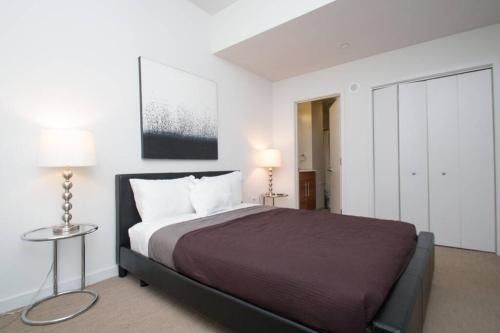 NEWLY RENOVATED 2BR 2BA 1000FT THE ARCH, DOORMAN