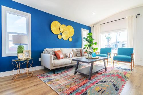 A Beautiful Decorated Home To Experience Local LA Close to LAX and Sofi Stadium