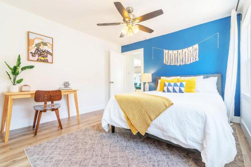 A Beautiful Decorated Home To Experience Local LA Close to LAX and Sofi Stadium in Los Angeles, USA