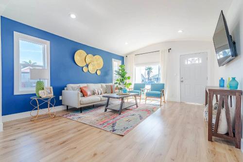 A Beautiful Decorated Home To Experience Local LA Close to LAX and Sofi Stadium in Los Angeles, USA