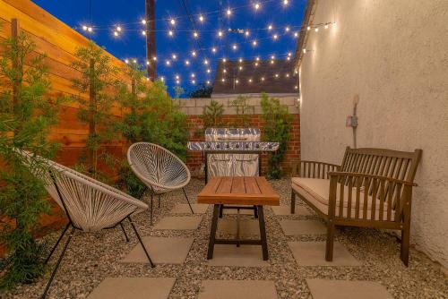 A Beautiful Decorated Home To Experience Local LA Close to LAX and Sofi Stadium in Los Angeles, USA
