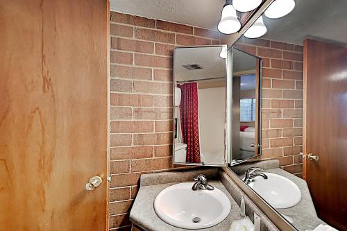Charming Mountain Retreat - Walk to Resort Base townhouse - image 2