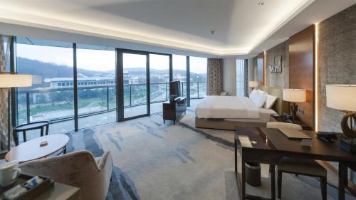 Holiday Inn Nanjing Xuanwu Lake by IHG Holiday Inn Nanjing Xuanwu Lake by IHG