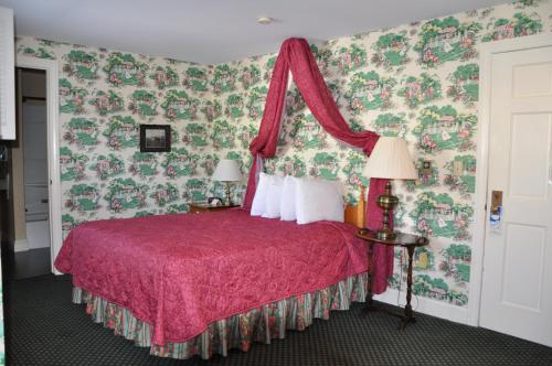 Murray Hotel Stop at Murray Hotel to discover the wonders of Mackinac Island (MI). The hotel has everything you need for a comfortable stay. To be found at the hotel are free Wi-Fi in all rooms, 24-hour front desk