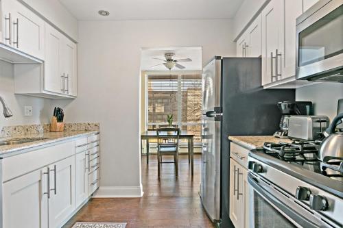 Complete Comfy 1BR Downtown Oak Park near Train - image 6