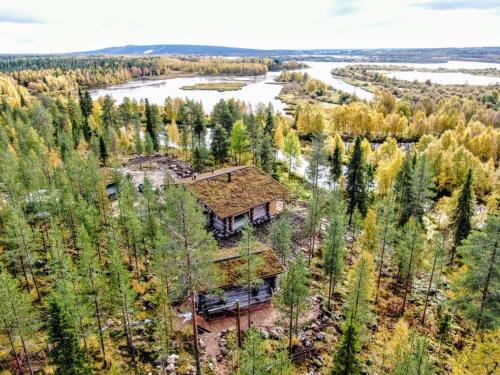 Log cabin in Lapland by the river - image 5