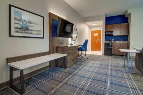 Comfort Suites Newport News Airport