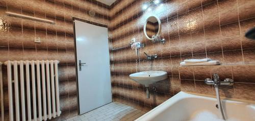M-Tourist – Prague, PA