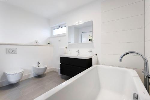 Vannas istaba, Villa Jure - Heated Pool, Sauna, Tennis & Mini Golf I Dalmatia Hinterland in Zupa