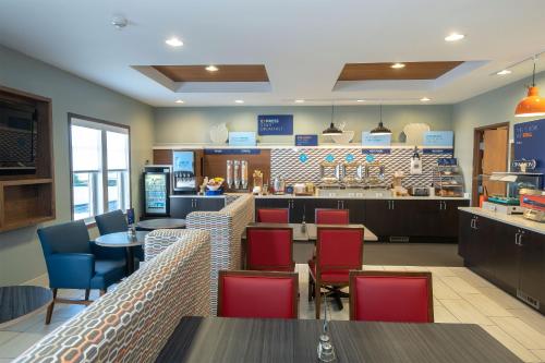 Holiday Inn Express & Suites Iron Mountain, an IHG Hotel