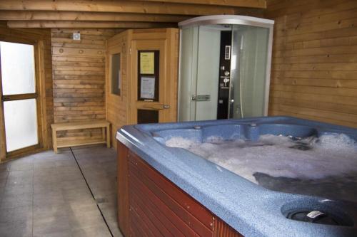 Karstais baseins, Casa rural con jacuzzi in La Parrilla