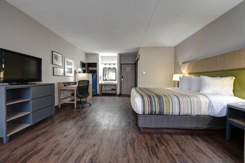 1 king bed, 1 sofa bed