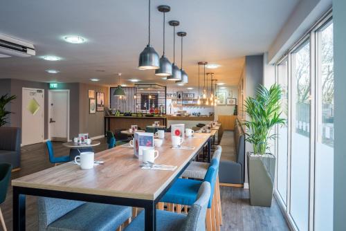 Holiday Inn Manchester West an IHG Hotel - image 11