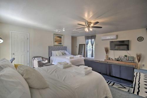 Cozy Getaway with Yard - 20 Mi to Dtwn Houston!