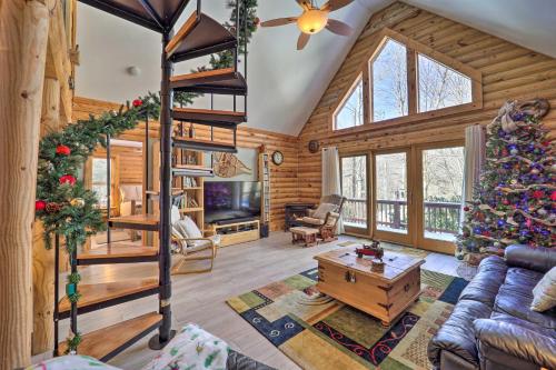 Scenic Beech Mountain Retreat 2 Decks and Fire Pit! in Beech Mountain, USA