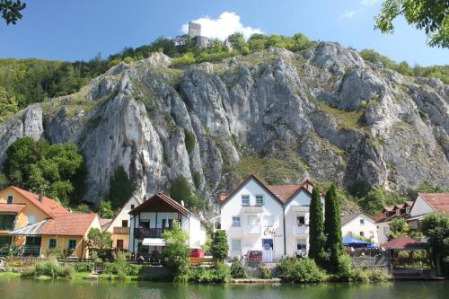 . Cafe Altmühl, Ferienwohnungen Gästehaus Krimhilde direkt am Wasser
