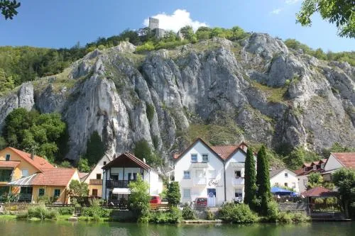 Cafe Altmühl, Ferienwohnungen Gästehaus Krimhilde direkt am Wasser in Essing, Deutschland