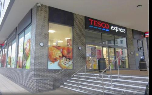 Vista exterior, New Central Woking 1 and 2 Bedroom Apartments with Free Gym, close to Train Station in Woking