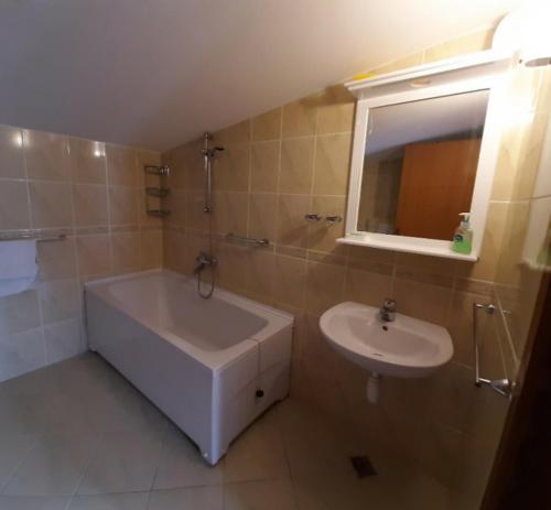 APARTMENT COLOSSEUM - image 7