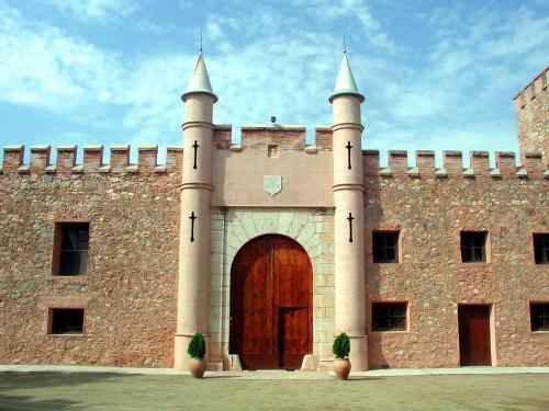 Masía de San Juan Casas Rurales con piscina y vistas a la montaña