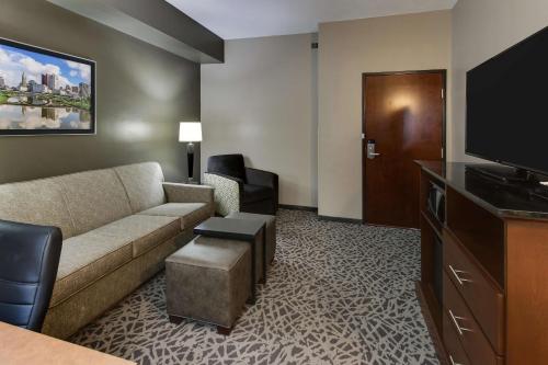 Drury Inn & Suites Cleveland Beachwood