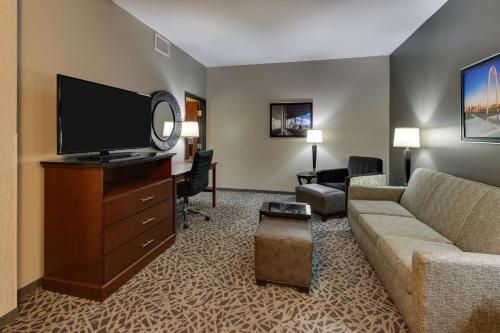 Queen Suite with Sofa Bed - Hearing Accessible