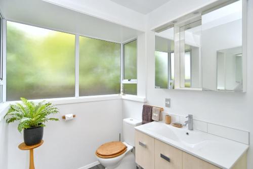 Shower, Bevington Studio - Christchurch Holiday Homes in Ilam