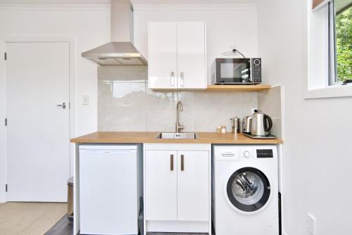 Kitchen, Bevington Studio - Christchurch Holiday Homes in Ilam