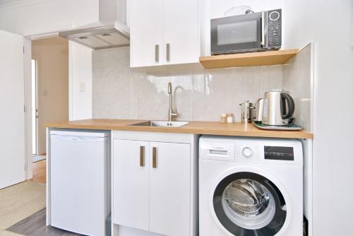 Kitchen, Bevington Studio - Christchurch Holiday Homes in Ilam