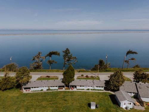 Dungeness Bay Cottages - image 2