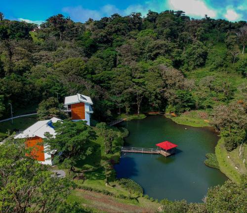 外部景觀, Burbi Lake Lodge Monteverde in 蒂拉蘭