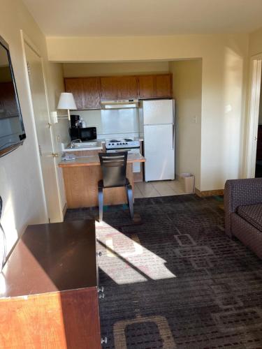 Kitchen, Extend-a-Suites Tempe in Phoenix (AZ)