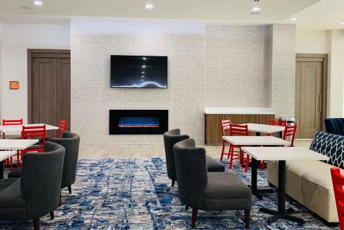 La Quinta Inn & Suites by Wyndham - Red Oak TX IH-35E