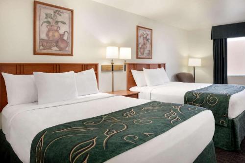Travelodge by Wyndham Clinton Valley West Court in Clinton, USA