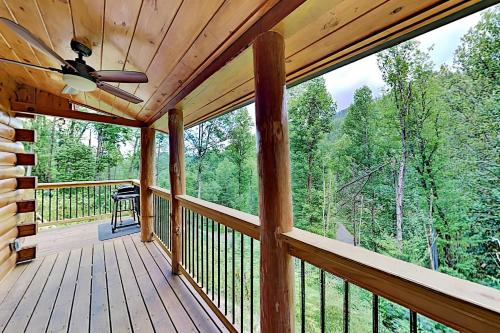 Mountain Wolf's Cabin - Basecamp Near Downtown home - main image