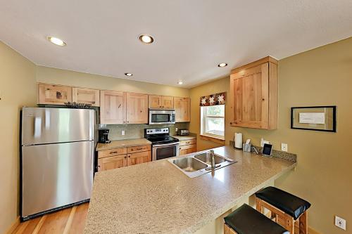 Walk to Main St & Lifts! Deck with Private Hot Tub townhouse - image 5