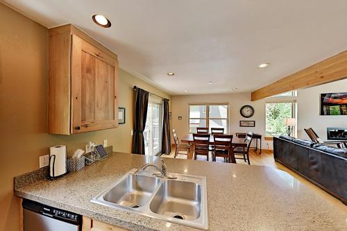Walk to Main St & Lifts! Deck with Private Hot Tub townhouse - image 7