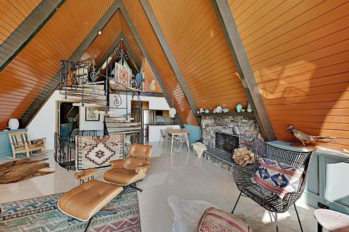 Mountain & Lake Getaway - Hot Tub Firepit Billiards home - image 3