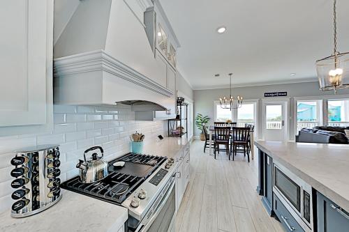 Brand-New & Luxurious - Large Gulf-Front Estate home - image 2