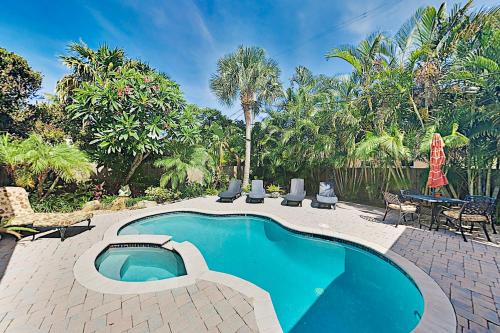 Steps to Beach! Heated Pool, Spa & Chef's Kitchen home Fort Lauderdale