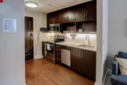 Comfy DT 1BR with Gym & Pool by Zencity - image 2