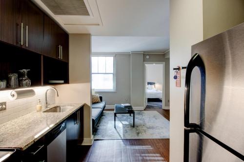 Comfy DT 1BR with Gym & Pool by Zencity - image 9