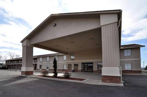 Econo Lodge Inn & Suites