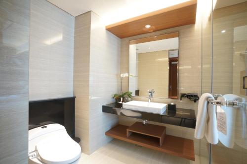 Bathroom, The Margo Hotel in Depok