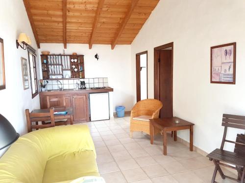  One bedroom appartement with shared pool and garden at Los Llanos 9 km away from the beach in Los Llanos de Aridane