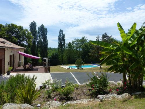 Chalet de 2 chambres avec piscine partagee jardin clos et wifi a Saint Germain du Salembre gîte à louer Crognac