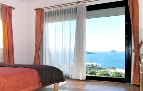3 bedrooms villa at TurgutreisBodrum 800 m away from the beach with sea view shared pool and enclosed garden