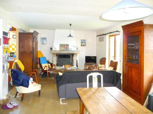 House with 4 bedrooms in Plougrescant with furnished garden 2 km from the beach - image 3