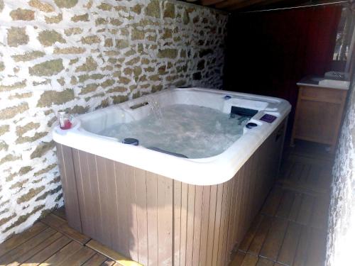 Maison de 6 chambres avec jacuzzi jardin amenage et wifi a Plougonven